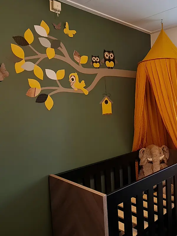 Groene babykamer met okergele details
